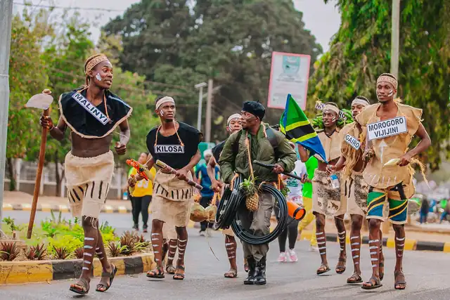 Wacheza ngoma za asili wa wilaya za Morogoro wakiongoza msafara barabarani wakiwa na bendera ya Tanzania